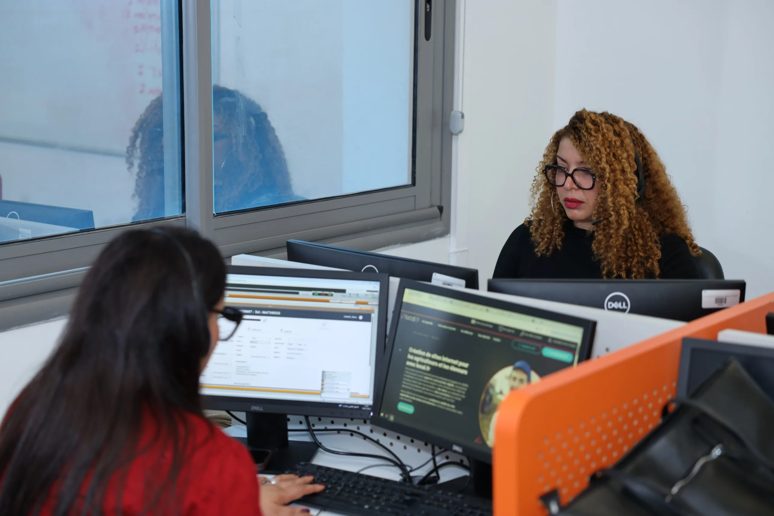 Deux téléconseillères de TRICOM